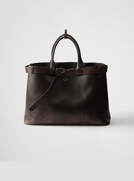 高仿PRADA包包 Prada Buckle Nappa皮革袢带手袋 李现米兰漫步
