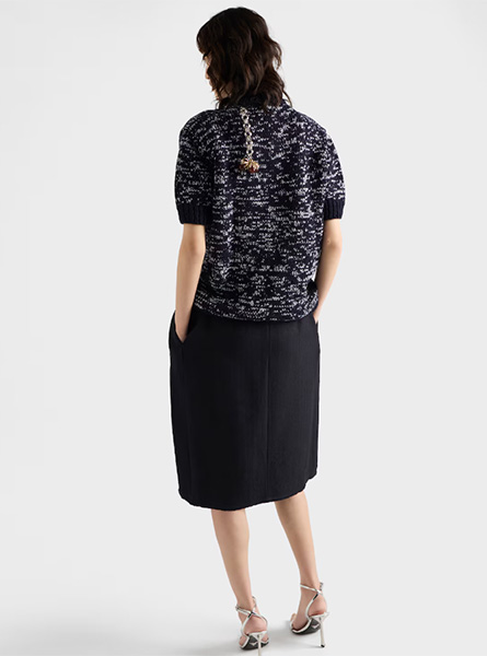 PRADA高仿女装 | 普拉达 A货服装  2025秋冬PRADA新款 短袖羊毛毛衣，配吊坠