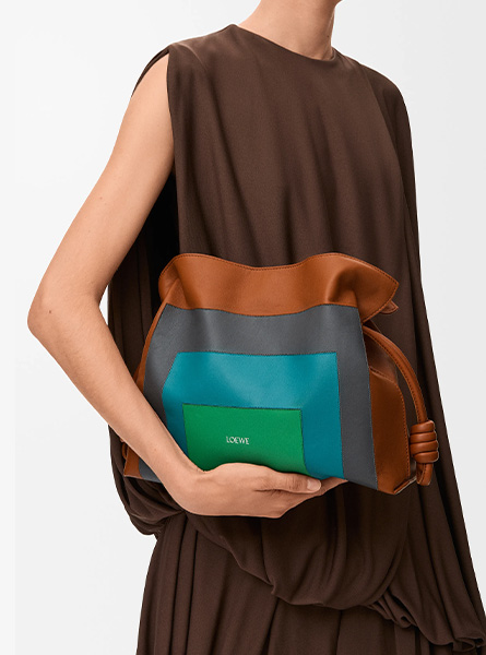 高仿LOEWE包包 | A货罗意威女包 2025秋冬新款 中号纳帕牛皮革 Flamenco 手拿包