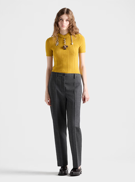 PRADA高仿女装 | 普拉达 A货服装  2025秋冬PRADA新款 短袖羊毛针织毛衣，配吊坠