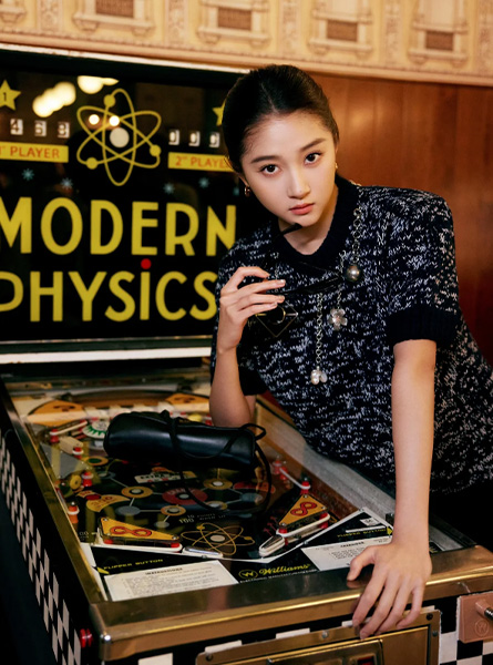 高仿PRADA女装 短袖羊毛毛衣，配吊坠 关晓彤｜干练利落的 PRADA 女郎