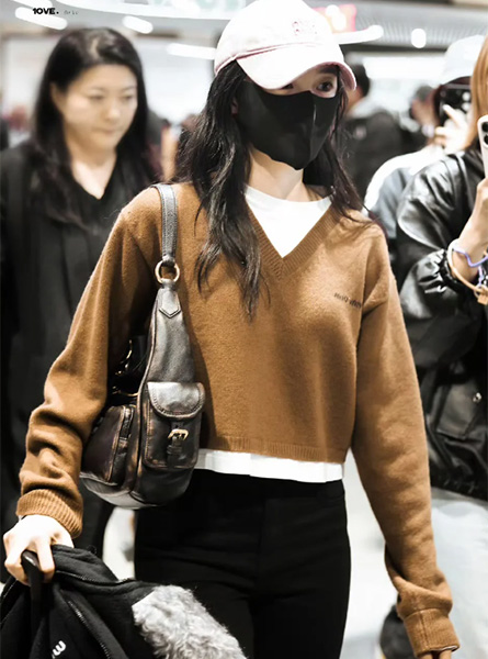 高仿MIUMIU包包 Pocket Nappa皮革口袋手袋 刘浩存巴黎到达