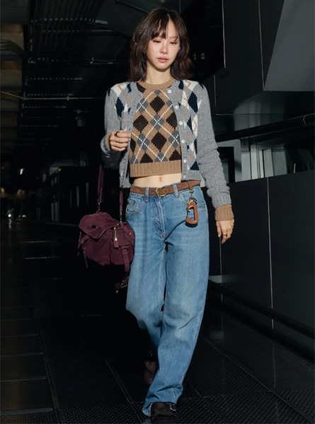 高仿PRADA包包 Prada Explore中号绒面皮革单肩包 泰星Toey出发米兰