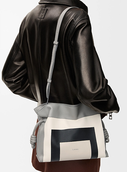 高仿LOEWE包包 | A货罗意威女包 2025秋冬新款 中号纳帕牛皮革 Flamenco 手拿包