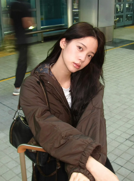 高仿LV包包 EXPRESS 小号手袋 欧阳娜娜出发巴黎时装周
