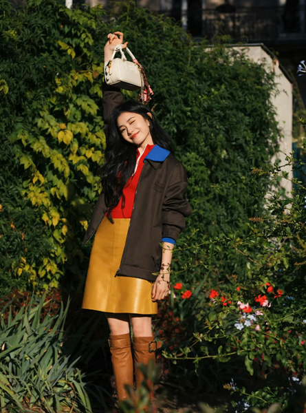 高仿MiuMiu包包 Arcadie皮革手袋 刘浩存巴黎时装周看秀造型