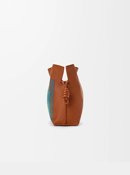 高仿LOEWE包包 | A货罗意威女包 2025秋冬新款 中号纳帕牛皮革 Flamenco 手拿包