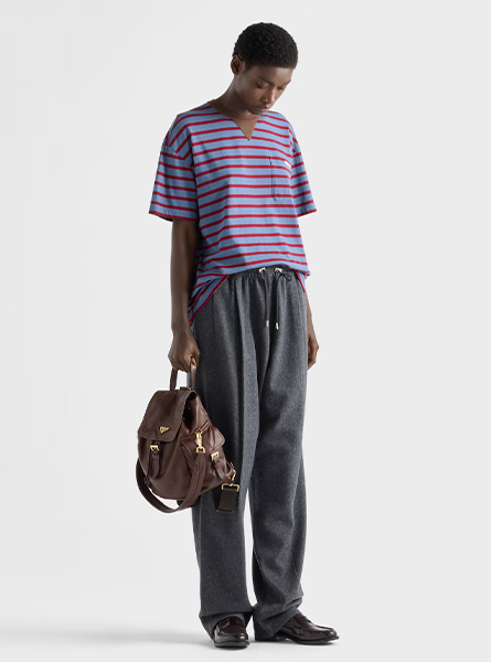 PRADA高仿女装 | 普拉达 A货服装  2025秋冬PRADA新款 Oversize造型条纹平纹针织T恤