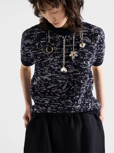 PRADA高仿女装 | 普拉达 A货服装  2025秋冬PRADA新款 短袖羊毛毛衣，配吊坠