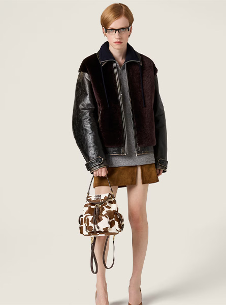 高仿MIUMIU包包 | A货缪缪包包 2025秋冬MIUMIU新款 烧焦赭色 印花皮革背包