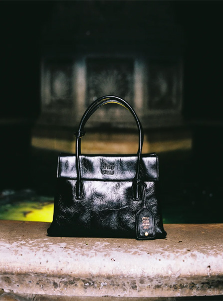 高仿MIUMIU包包 亮面皮革Solitaire手袋 李庚希 率性演绎Solitaire手袋