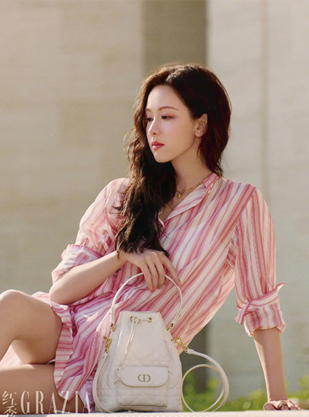 高仿迪奥包包 小号 Dior Caro Multicarry 双肩背包（附链条）红秀GRAZIA 陈都灵