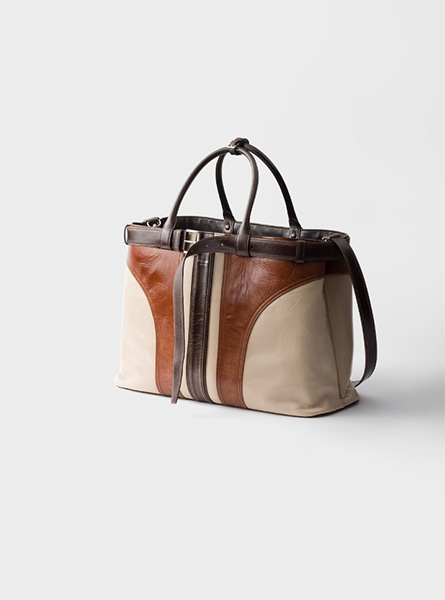 高仿PRADA包包 | A货普拉达男包 2025秋冬新款 石灰色Prada Buckle 做旧皮革手袋