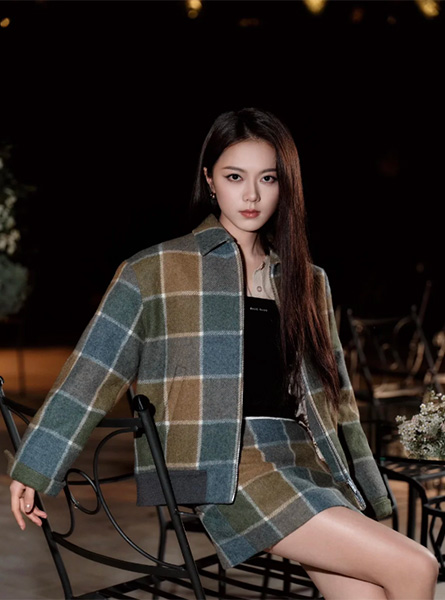 高仿MIUMIU包包 Arcadie皮革手袋 赵今麦看秀正式造型图