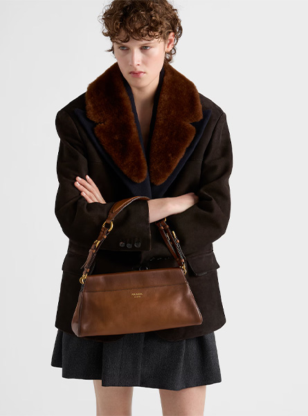 高仿PRADA包包 | A货普拉达女包 2025秋冬新款 干邑色Prada Enchaîné 中号皮革手袋