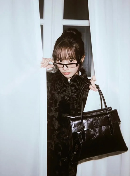 高仿MIUMIU包包 亮面皮革Solitaire手袋 李惠利同款包包