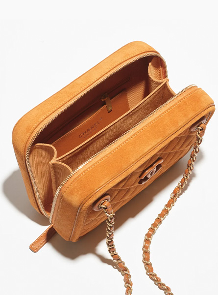 高仿CHANEL包包 | A货香奈儿女包 2025/26早春度假系列 淡棕色迷你相机包