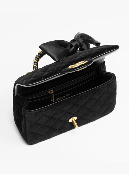 高仿CHANEL包包 | A货香奈儿女包 2025/26秋冬系列 黑色迷你口盖包配以手柄