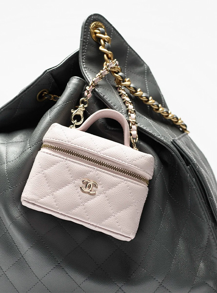 高仿CHANEL包包 | A货香奈儿女包 2025/26秋冬系列 淡粉色经典迷你手袋吊饰