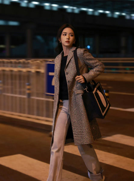 高仿DIOR包包 周也巴黎时装周启程