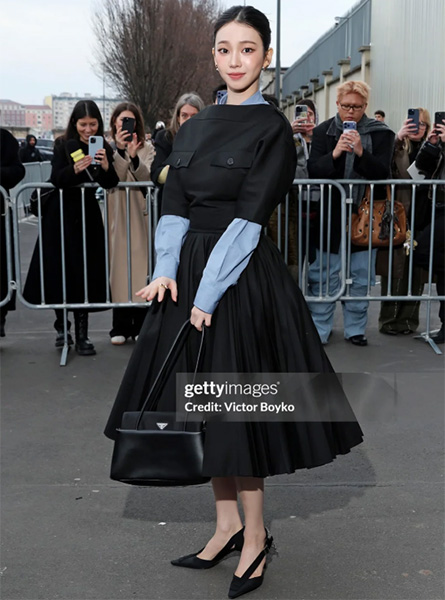 高仿PRADA包包 柳智敏米兰时装周看秀造型 同款包包