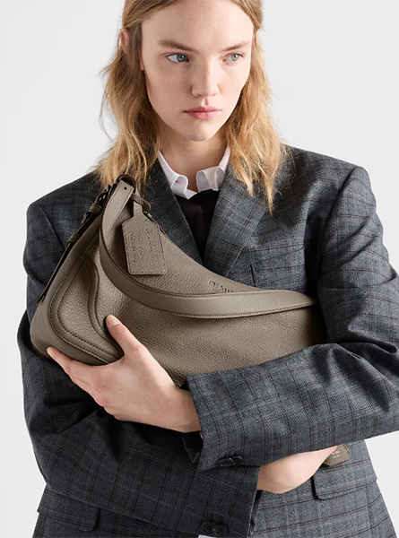 高仿PRADA包包 | A货普拉达女包 2026春夏新款 泥灰色Prada Aimée大号皮革单肩包