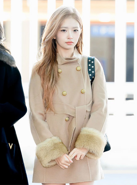 高仿华伦天奴包包 Rei和Liz出发巴黎时装周