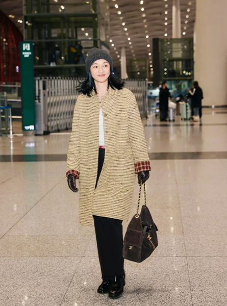 高仿CHANEL包包 周迅出发巴黎时装周