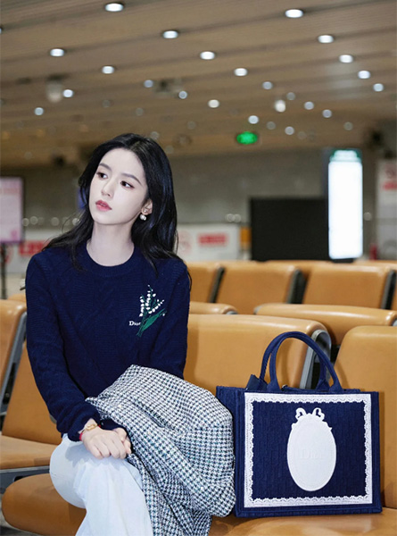 高仿DIOR包包 周也巴黎时装周启程