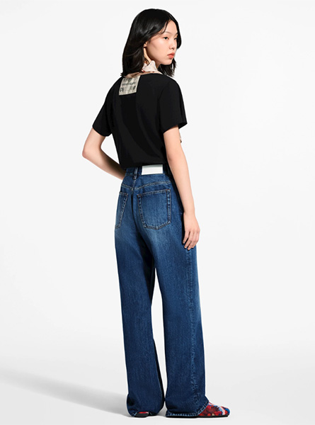 LV高仿女装 | 路易威登 A货服装  2026春夏LV新款 硬箱内饰印花丝巾 T 恤