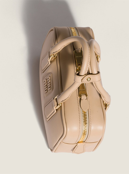 高仿MIUMIU包包 | A货缪缪包包 2026春夏MIUMIU新款 沙黄色Arcadie皮革手袋 保龄球包