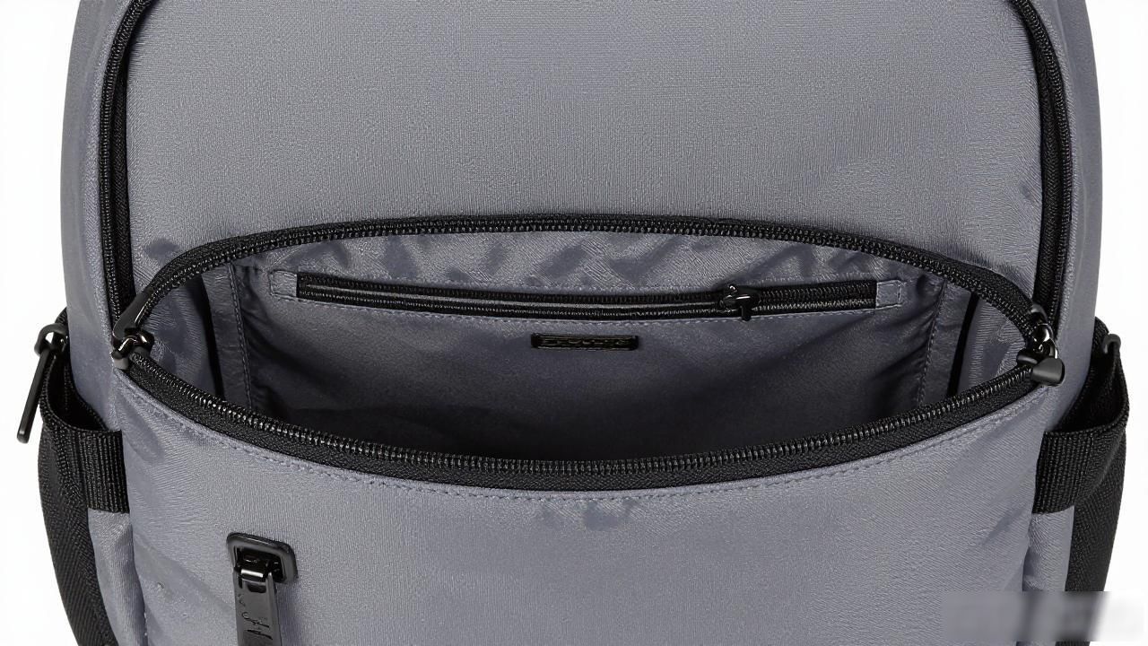 轨道双肩包通勤实用吗?中号容量够不够日常用? LV2026 第3张-买A货 Track Backpack MM|轨道中号双肩包_mk水桶包小号中号区别_mk笑脸包中号