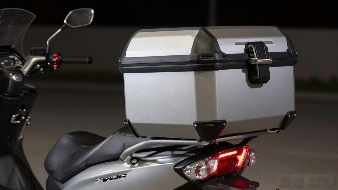 Side Trunk MM中号侧边硬箱包值得买吗 摩托车边箱选购指南 LV2026 第3张-买A货 箱型包_Side Trunk MM|中号侧边硬箱包_脖子侧面上长了个硬包
