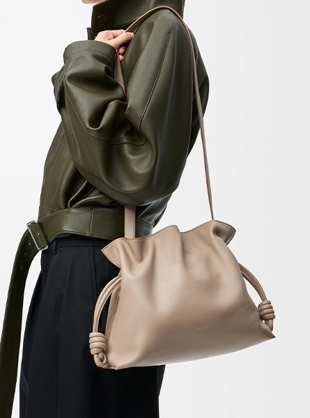 高仿LOEWE包包 | A货罗意威包包 2026春夏新款 沙色中号纳帕牛皮革 Flamenco 手拿包 福袋包