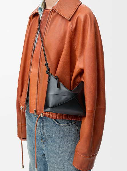 高仿LOEWE包包 | A货罗意威包包 2026春夏新款 黑色亮面纳帕牛皮革 Puzzle Fold pouch 折叠包