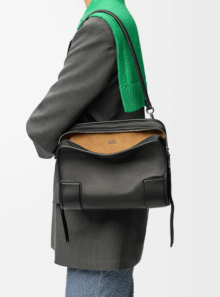 高仿LOEWE包包 | A货罗意威包包 2026春夏新款 黑色中号柔软牛皮革 Amazona 180 手袋 吐司包