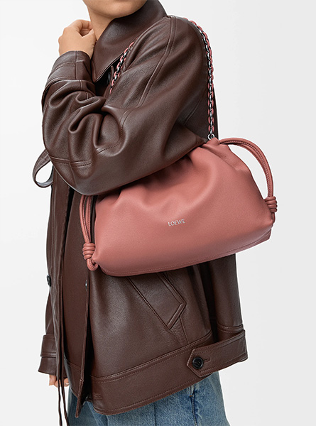 高仿LOEWE包包 | A货罗意威包包 2026春夏新款 胭脂色中号柔软纳帕羊皮革 Flamenco Purse 手拿包