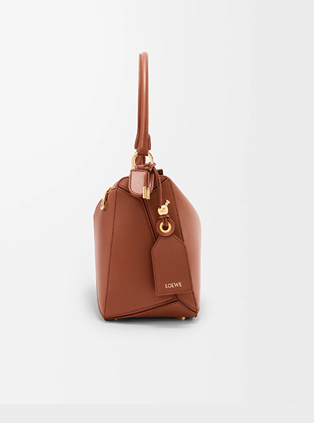 高仿LOEWE包包 | A货罗意威包包 2026春夏新款 胡桃色中号纳帕羊皮革 Featherlight Puzzle 手袋