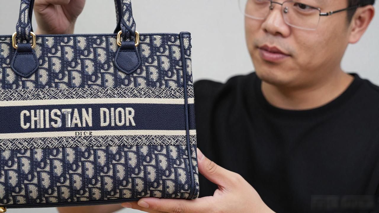 Small Diorcamp Bag｜小号迪奥露营邮差包_迪奥小号土著包背法_迪奥邮差包官网价格